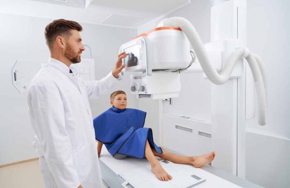 Radiografía digital pediátrica realizada en centro de diagnóstico médico con equipo de rayos X moderno